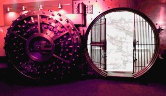 ABD Düzenleyicileri, Bankaların Kripto Varlıklarını Nasıl Tutabileceğine Bakıyor! 8 coinprojesi.com-swiss-bank-vault-1
