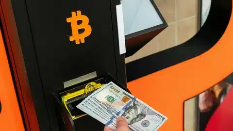 bitcoin atm dolandırıcılığı rekora koşuyor: abd’de 333 milyon dolarlık kayıp!